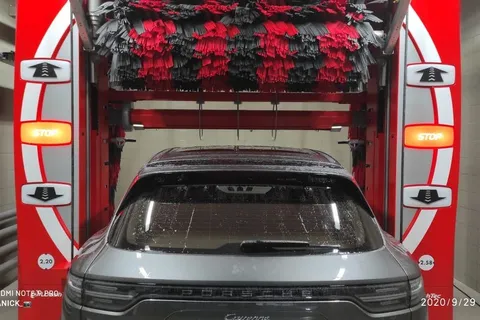 Легковая портальная мойка в автоцентре Porsche в Москве
